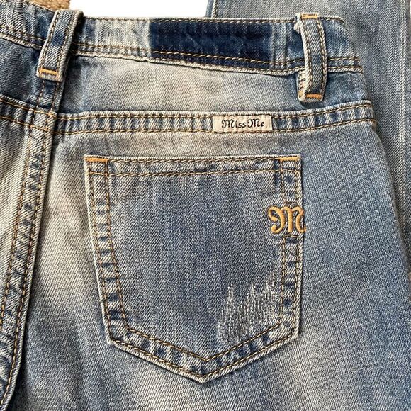 Miss Me Boyfriend Light Wash Ankle Floral Embroidered Jeans - Picture 7 of 14